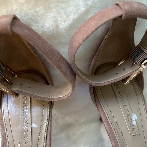 BCBG MAXAZRIA PALM SUEDE HEELS IN DEEP SAND. US SIZE 7. - Picture 2 of 4